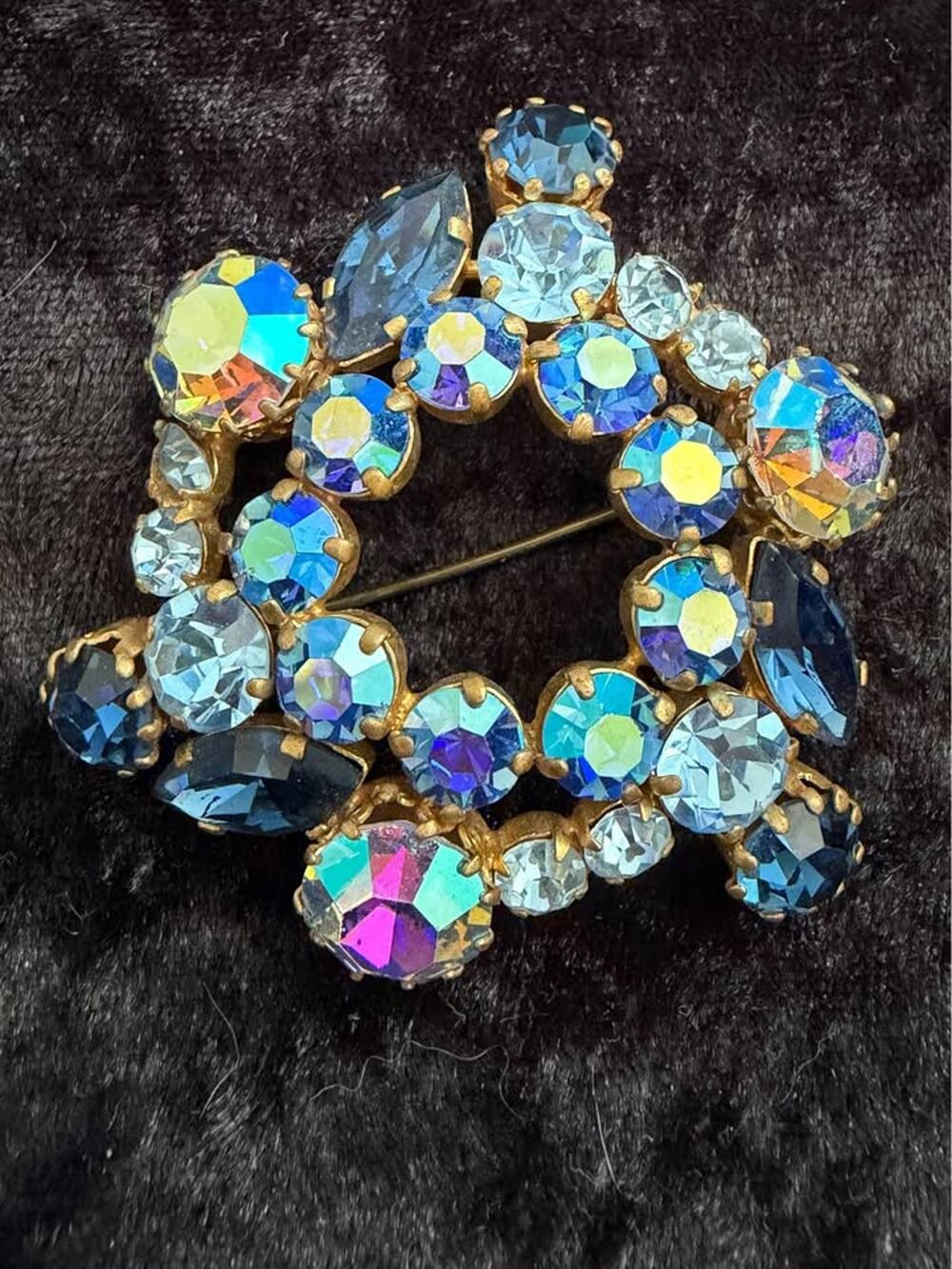 Vintage Blue Aurora Borealis Rhinestone Wreath Brooch – Juliana Style – 1960s